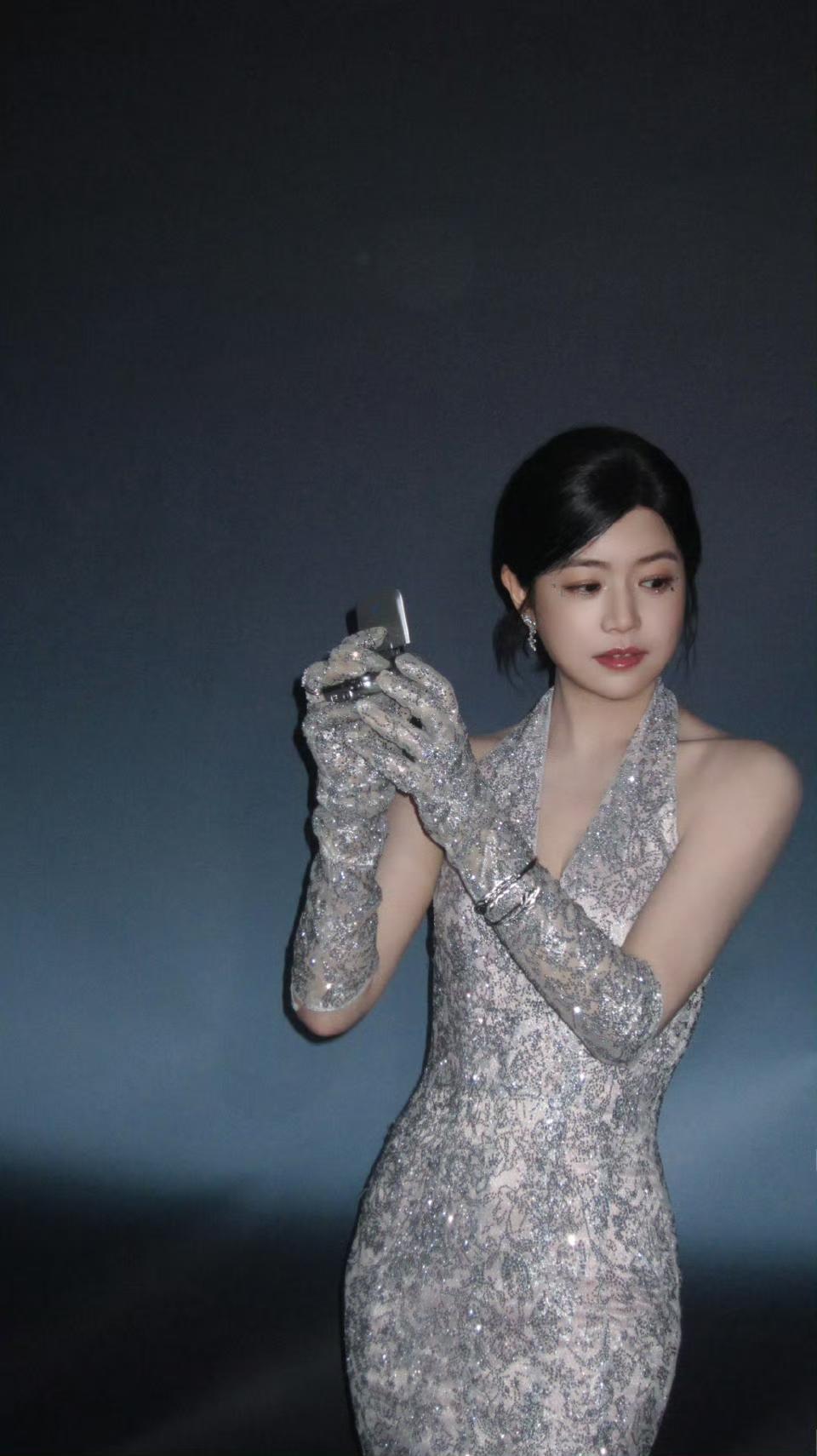 陈妍希美的不像话，穿着开叉裙好显身材，真有韵味！