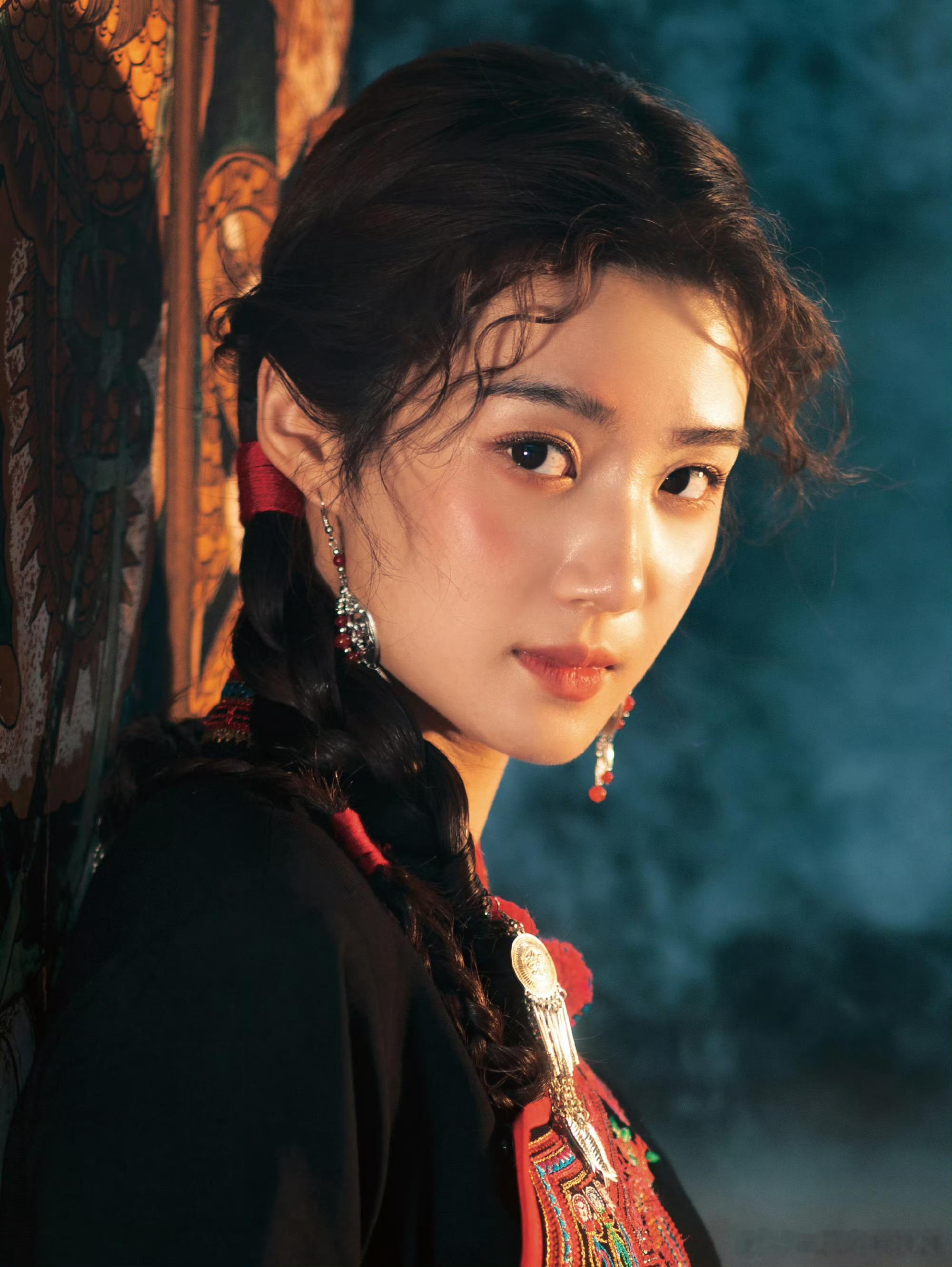 卢昱晓福建畲族的服饰写真，少民服饰真好看！