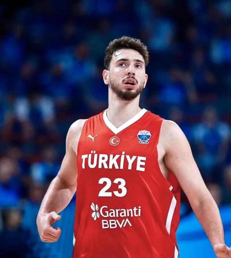 申京成长太快了！下赛季的火箭真是值得期待。在欧锦赛上，申京化身FIBA大杀器