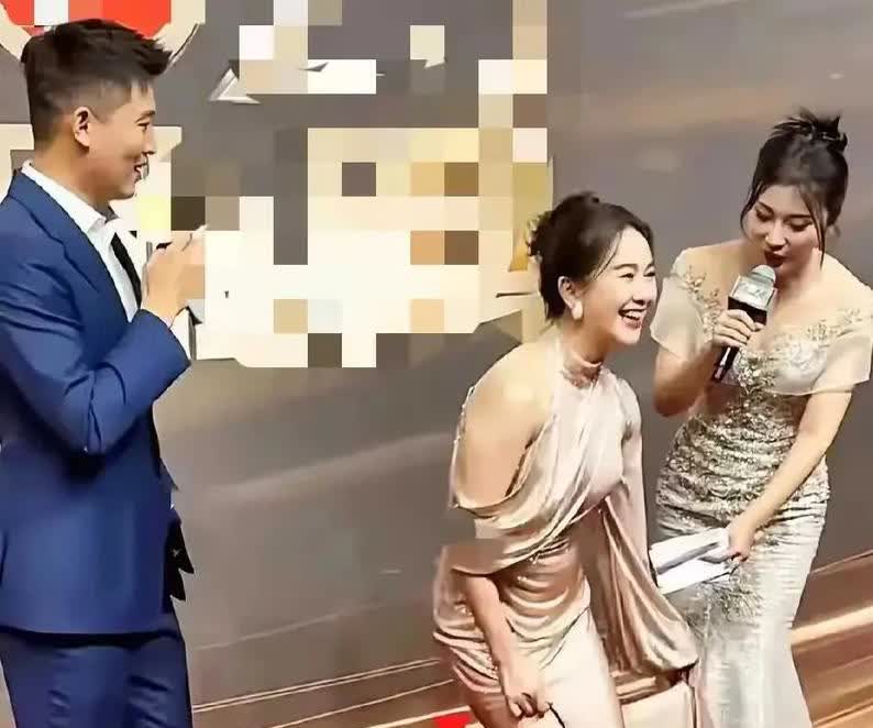 48岁左小青红毯不知道她尴不尴尬，反正我挺尴尬的，何必呢！