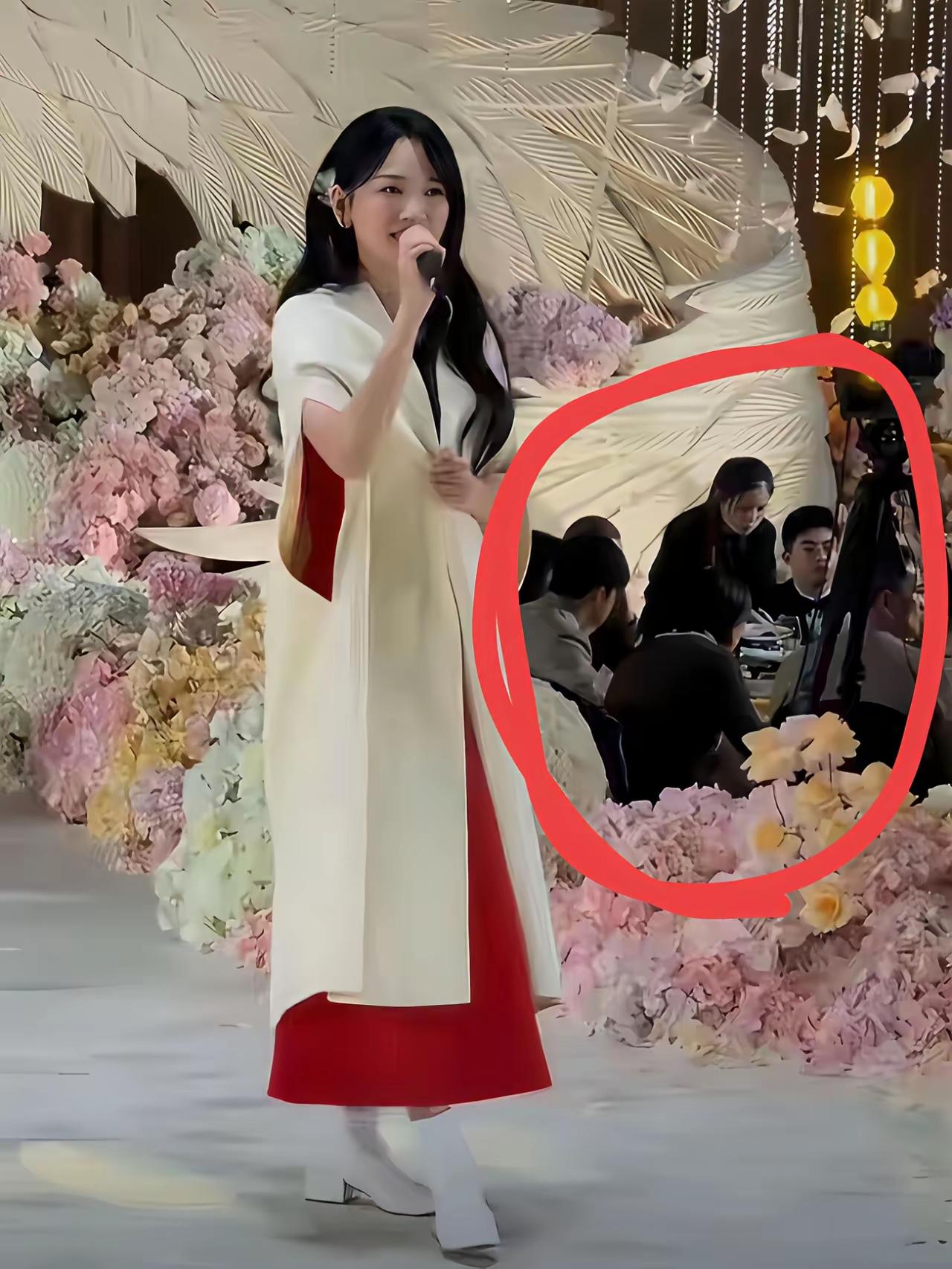 金莎这场商演，看得人心里发堵。43岁的人，拿着《星月神话》的招牌，本是一代