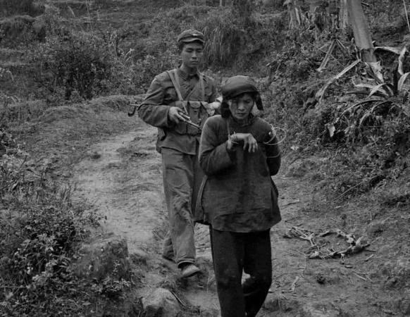1979年，我军在深山密林活捉到六名全身裸体的越南女兵，看似柔弱无力，实则蛮横狡