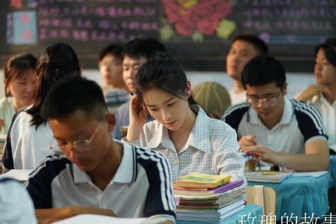 只给演员化妆，旁边的群演都是不化妆的​​，看着真不协调​​​​