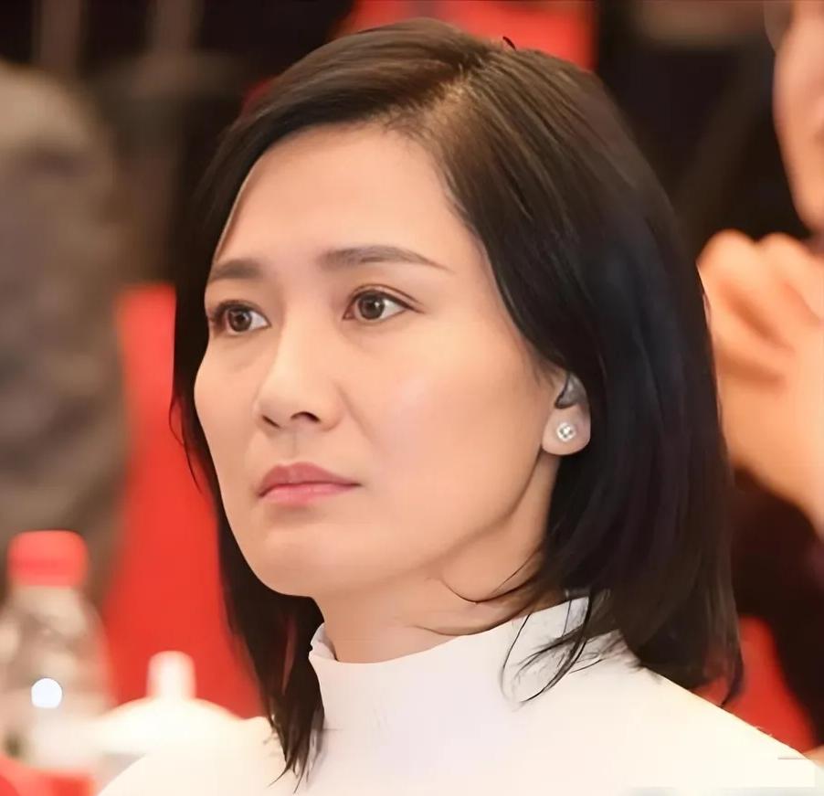 潘雨辰侯勇离婚后，两人轨迹大不同，潘雨辰离婚后回丹东租房住，一边带女儿照顾爸妈，