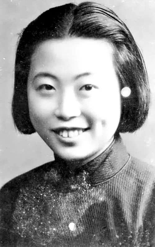 1949年，地下党联络员沈安娜正要推门，走廊暗藏特务已经守候。就在这时，楼里做