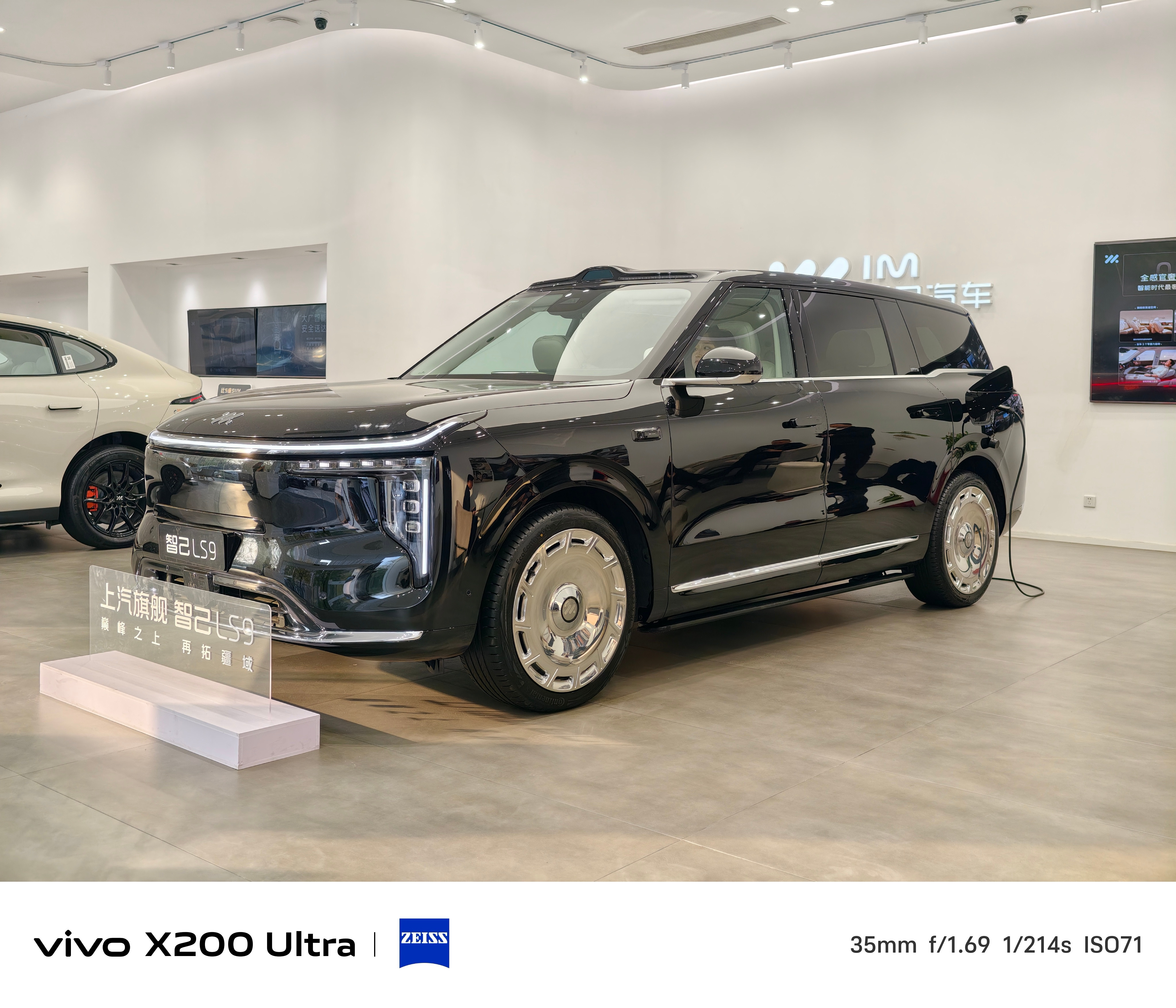 大家还是喜欢大车啊(・o・)来看看智己LS9一款车长5米28的大六座旗舰SUV两