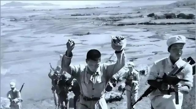 1953年，金门王胡琏率13000精兵突袭东山岛，守岛团长竟抗命死守，一封7字电