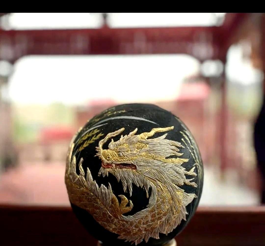 我刷到《唐朝诡事录》里那只被吐槽“赶工”的马球，差点笑出声：它越粗糙，剧组越狡猾