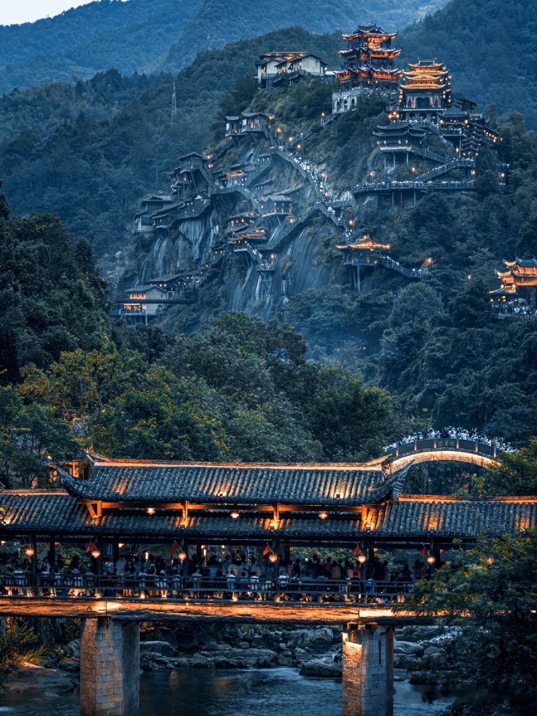 网友提问：自驾游油费过路费加起来比坐高铁贵还是便宜，怎么算比较划算？小编：自驾和