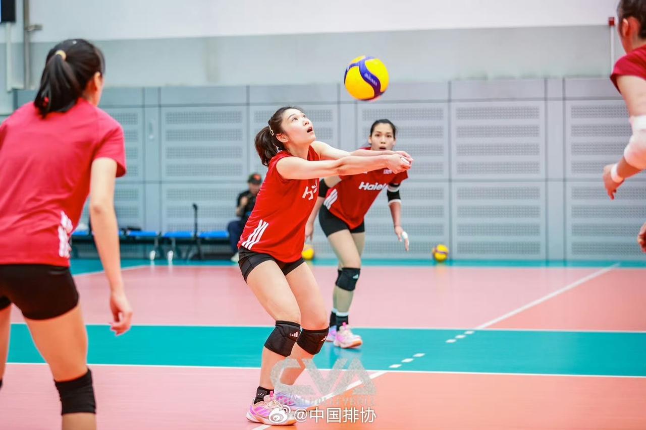 发一组中国🇨🇳女排备战亚锦赛训练照!一起为中国🇨🇳女排加油！