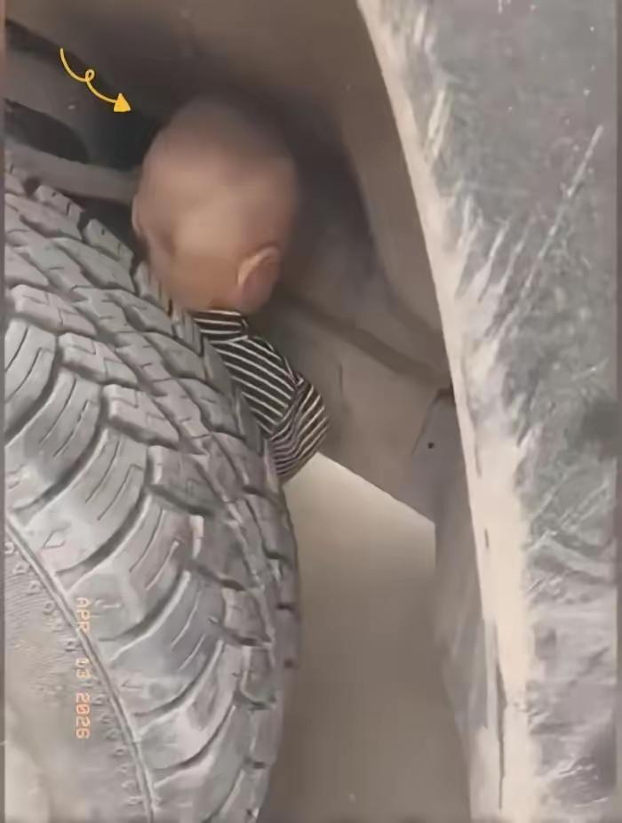 云南一位司机有个好习惯，每次开车前都要绕车一周检查。这天他照常绕车，走到车轮边时