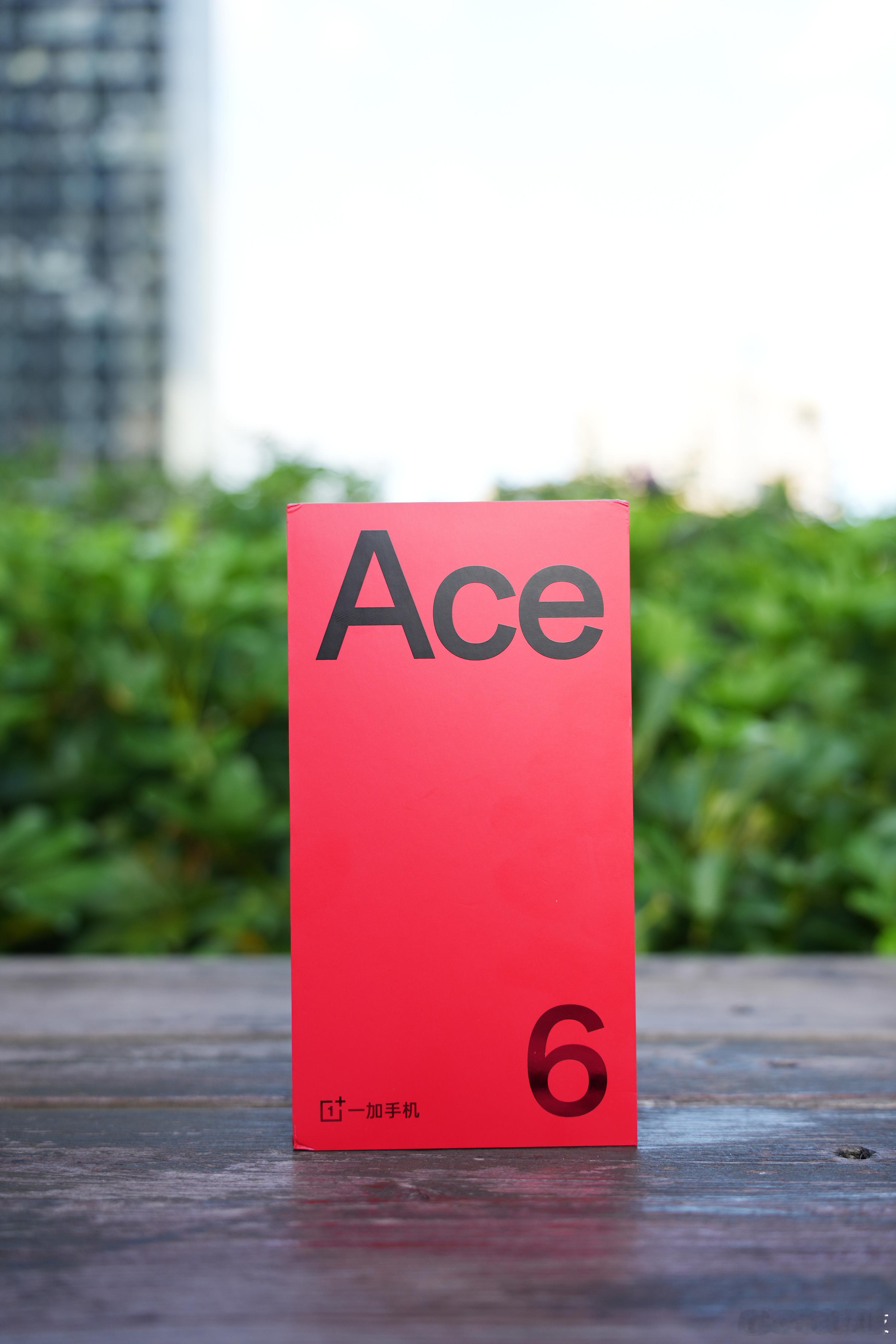 终于上手一加Ace6了！第一感觉是扎实不笨重，213g重量搭配8.3mm厚度，金
