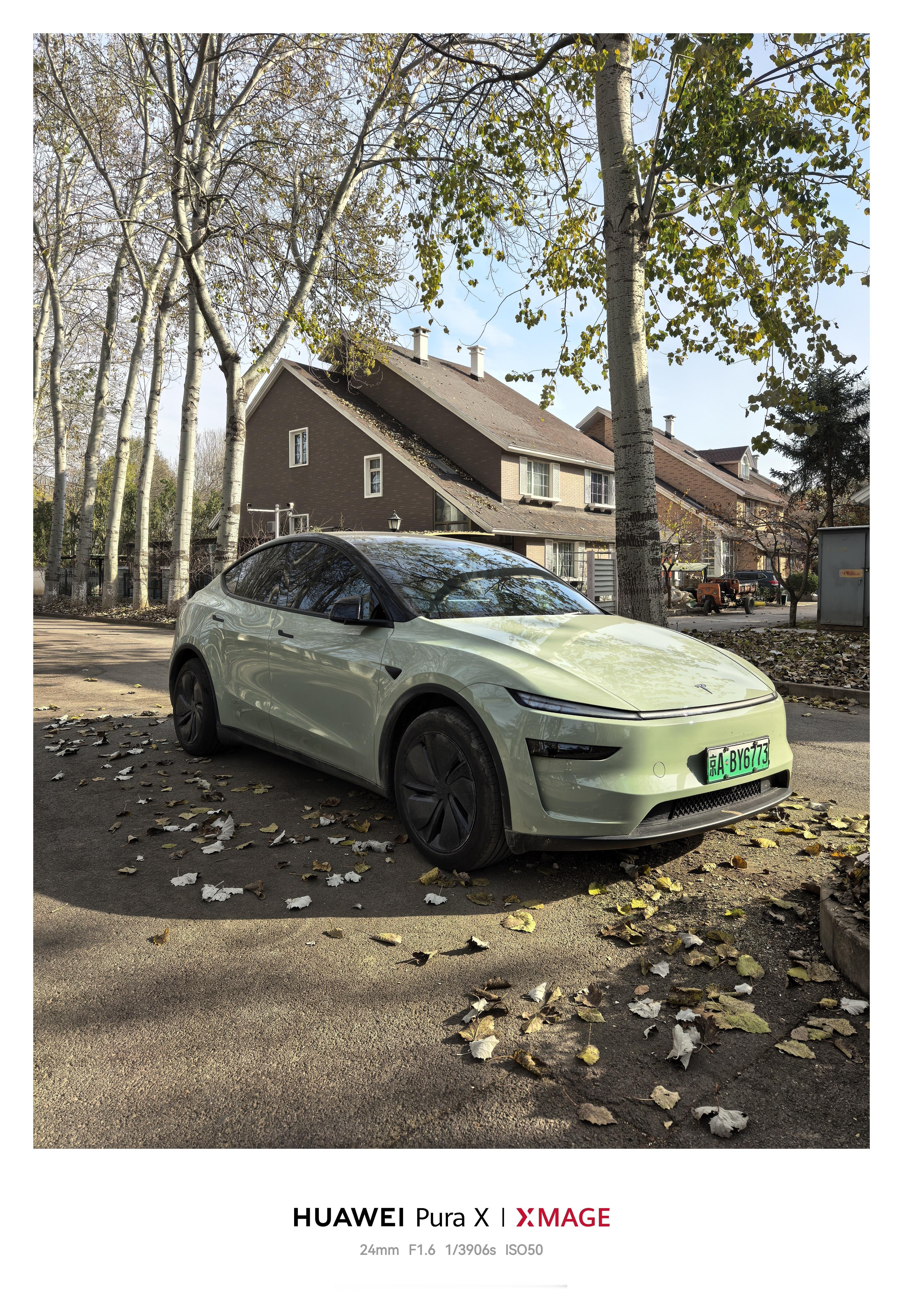 这个颜色的特斯拉倒是头回见，感觉有点萌，少了点霸气，特斯拉我觉得还是红色最经典