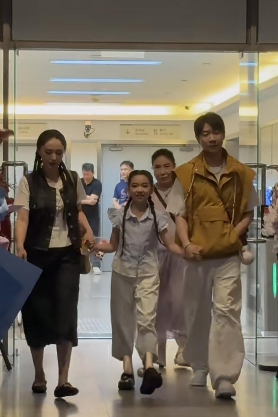 董璇，小酒窝，张维伊看完佟丽娅的演出开心的出来了，一家三口手牵着手看起来非常幸