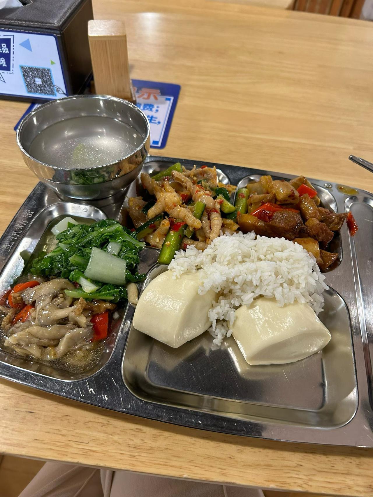 从打的这餐盘饭里面，你能判断出这个人是南方人还是北方人吗？你说他是北方人里面居然