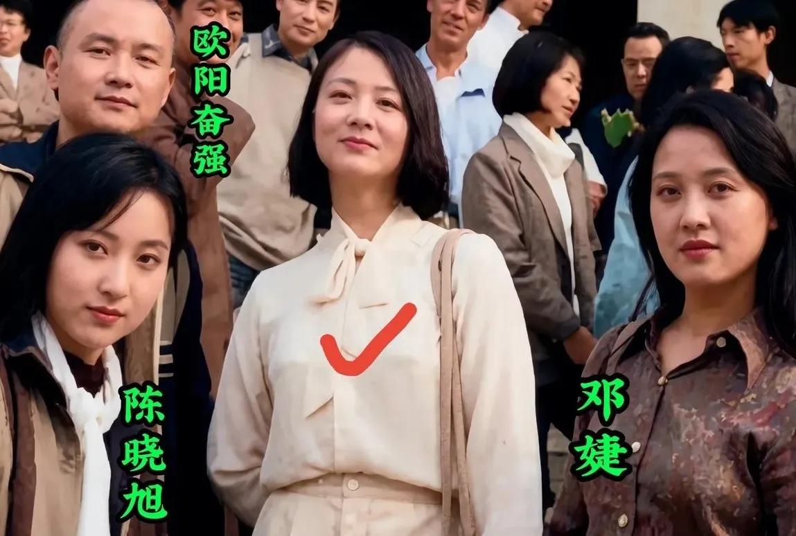 素颜的邓婕还是那么漂亮。她把王熙凤这个角色演绎的生动鲜活，至今还记忆如新。邓婕演