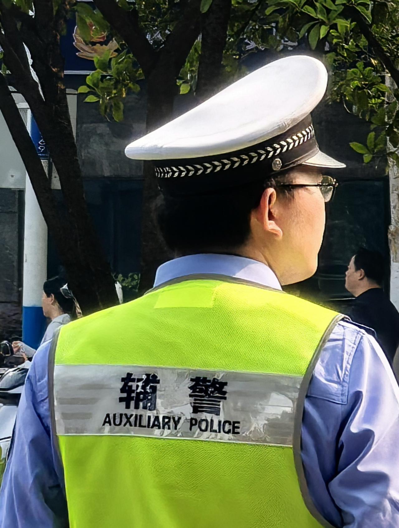 辅警不宜过度“冒尖”！‌辅警在法律上必须在民警指挥下工作，无独立执法权；若事