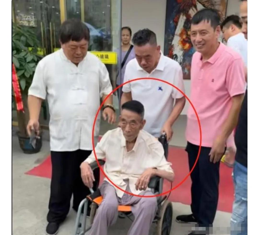 杨少华的去世就是他的儿子造成的，94岁的老人被他的儿子拉去所谓的新店开业剪彩，而