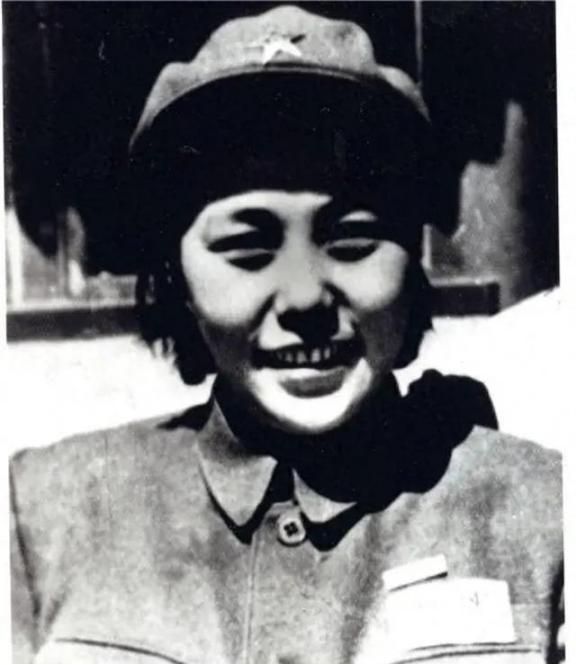 她是贺龙元帅的美貌前妻，离婚后一辈子没再婚，女儿1992年成为了少将，母女两代人