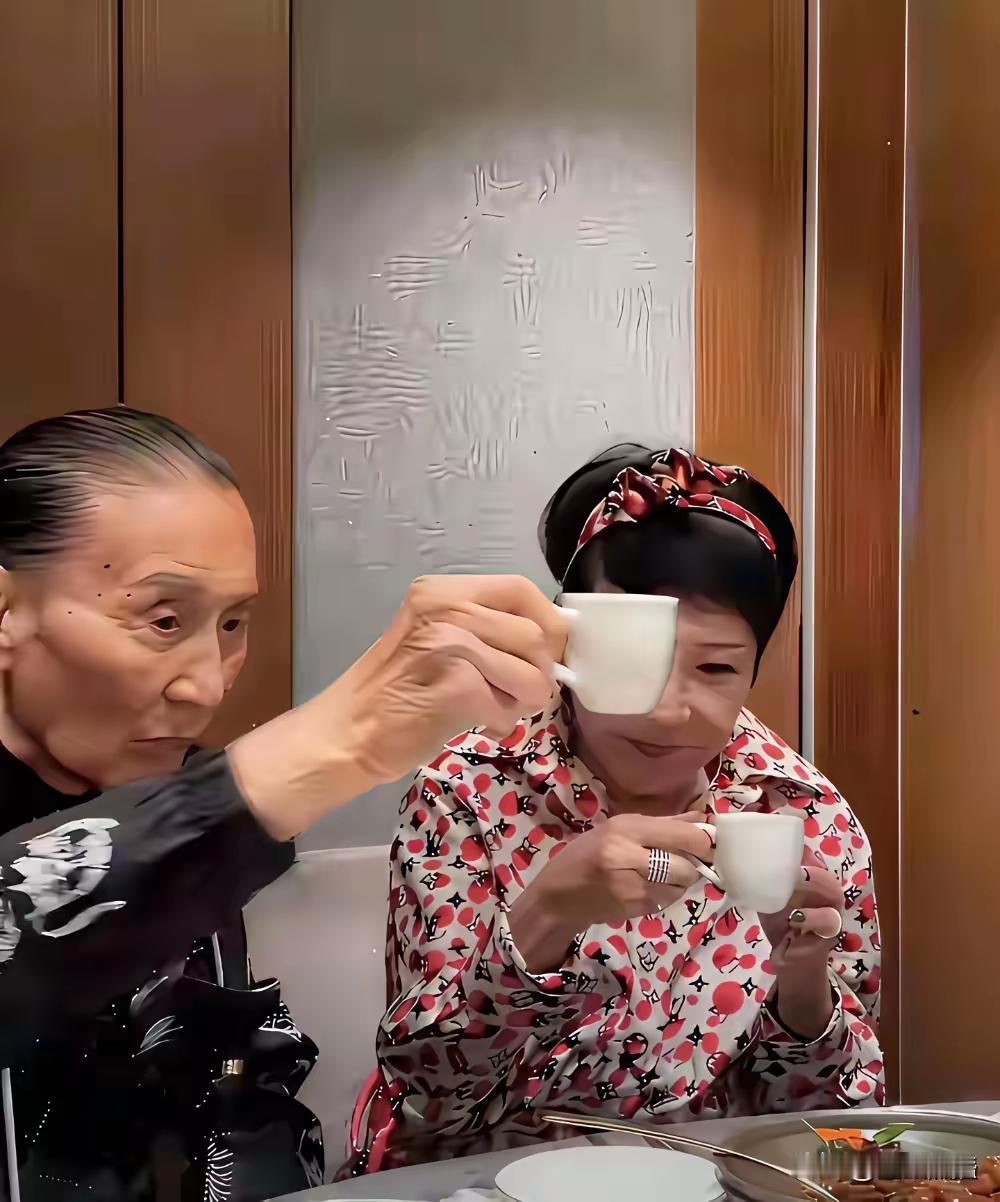 好奇怪谢贤带上眼镜和不戴眼镜的区别太大了吧？不戴眼镜就是路人带上眼镜秒变大