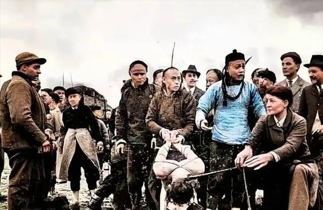 1871年，左宗棠把宁夏匪首马化龙一家三百多口全宰了，这事在当年西北地界炸了锅，