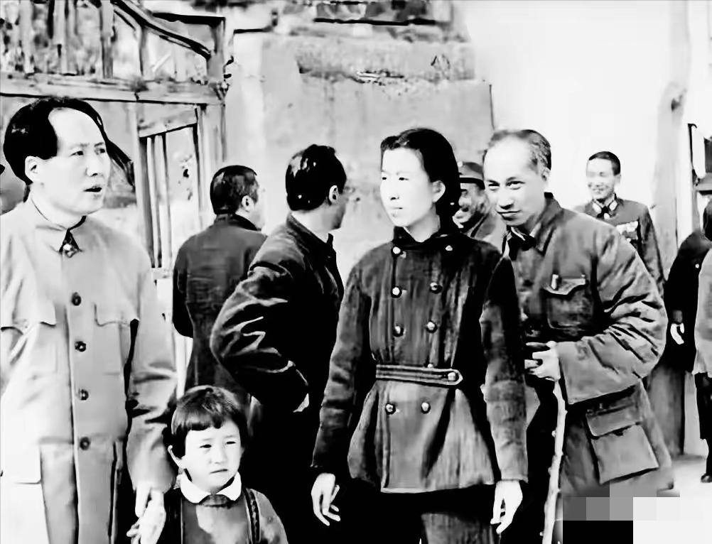 这是毛主席非常生活化的一张照片，拍摄于延安时期，有人说是毛主席一家三口在保育园接