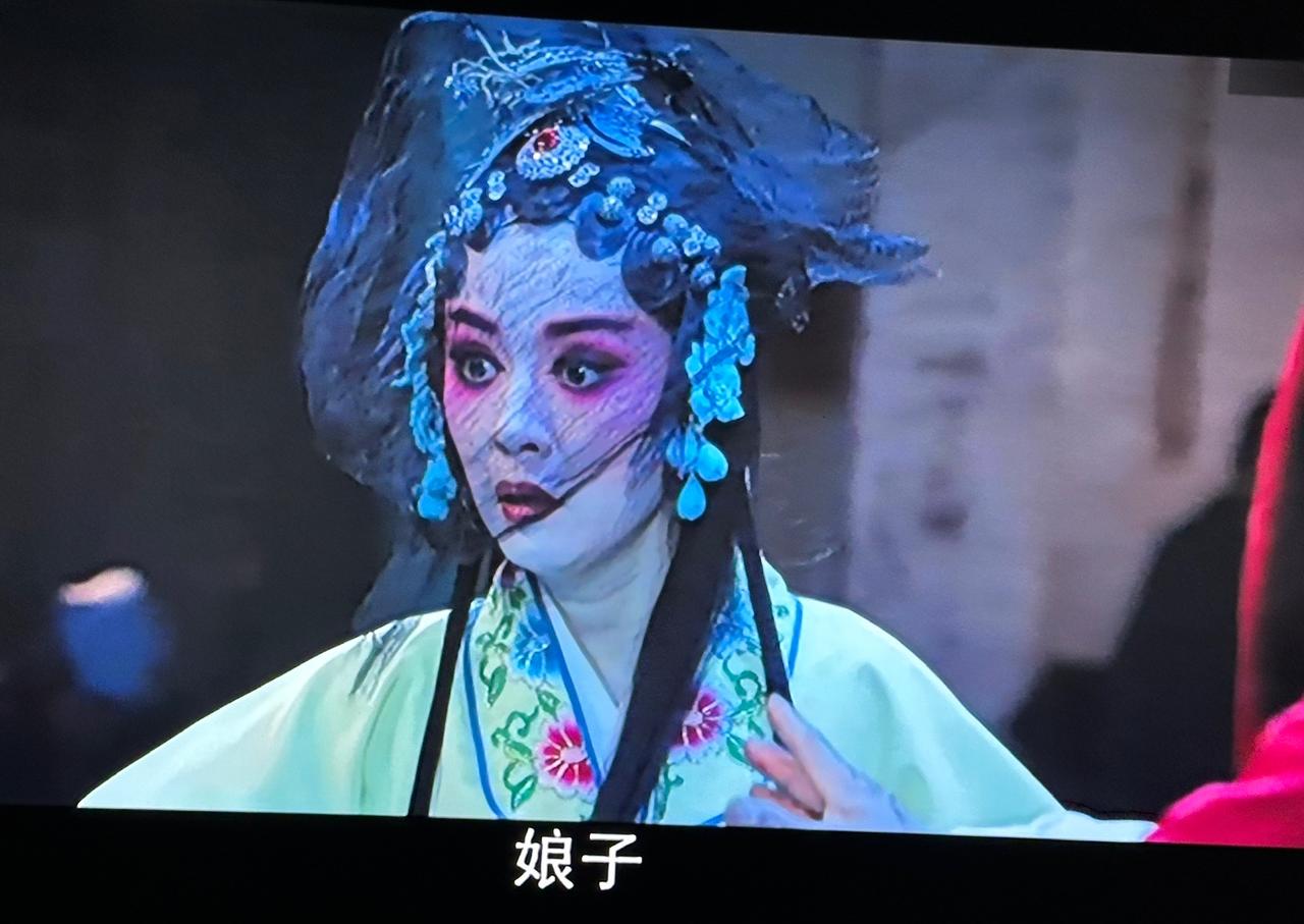 上一秒还好好的，台下的剧团团长黄正经向上级领导夸耀“这是我们的台柱！”下一秒，台