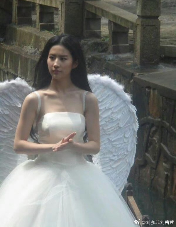 刘亦菲的这身穿搭简直美到窒息！她身着一袭纯白抹胸纱裙，缎面抹胸勾勒出流畅的肩颈线