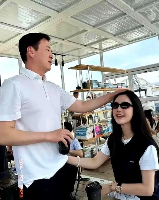 近日，杨钰莹曾经的恋人赖文峰和楚玲秀恩爱的照片引发热门关注，两人秀恩爱，赖文峰微