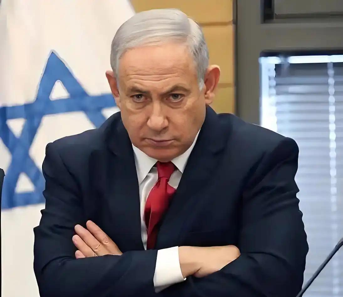 美：老弟呀！快给哥哥出个主意，我快被裹挟疯了。中：啥主意？我咋不知道？美：