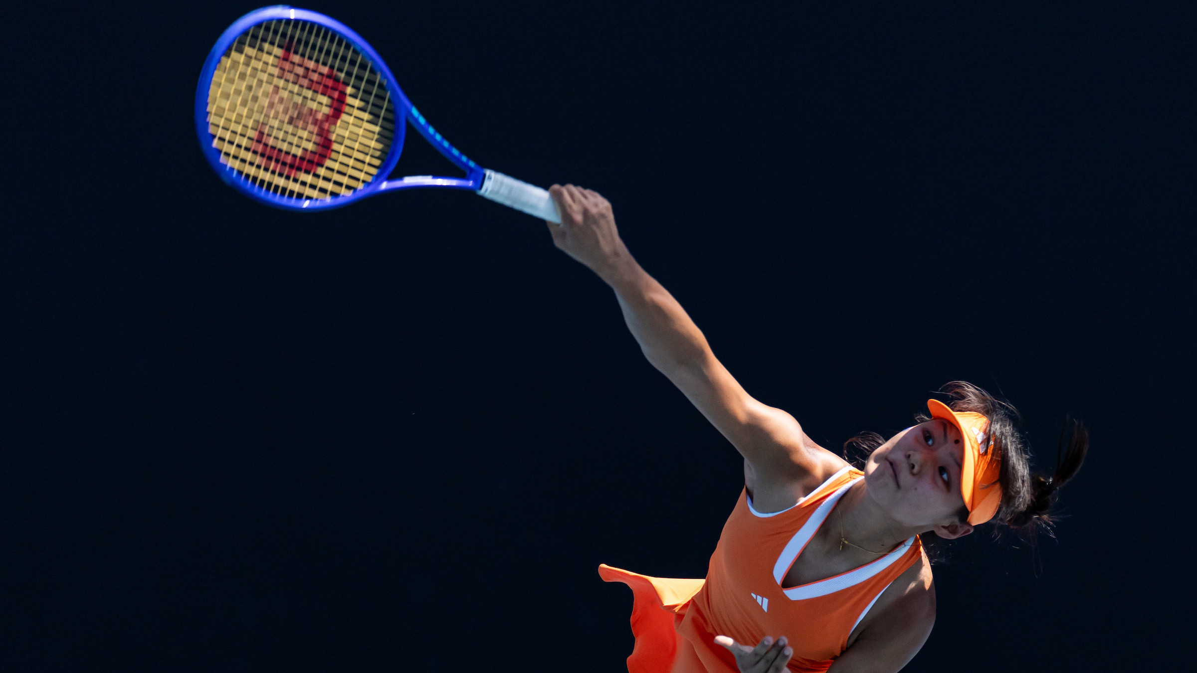 2-0夺15连胜！中国网球15岁天才少女进8强：边哭边扫追赶郑钦文？