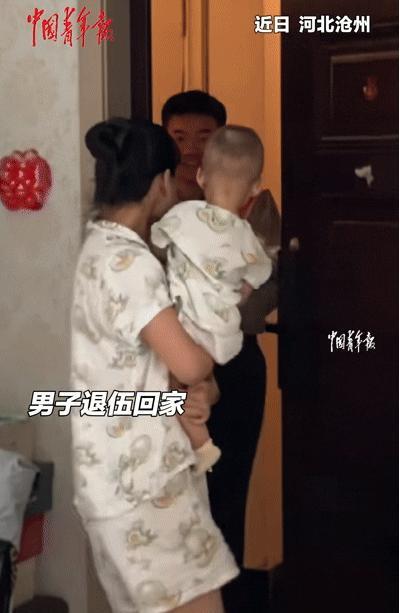 “万万没想到！”近日，河北一小伙退伍回到家，妻子抱着孩子开门迎接，本以为会得到丈