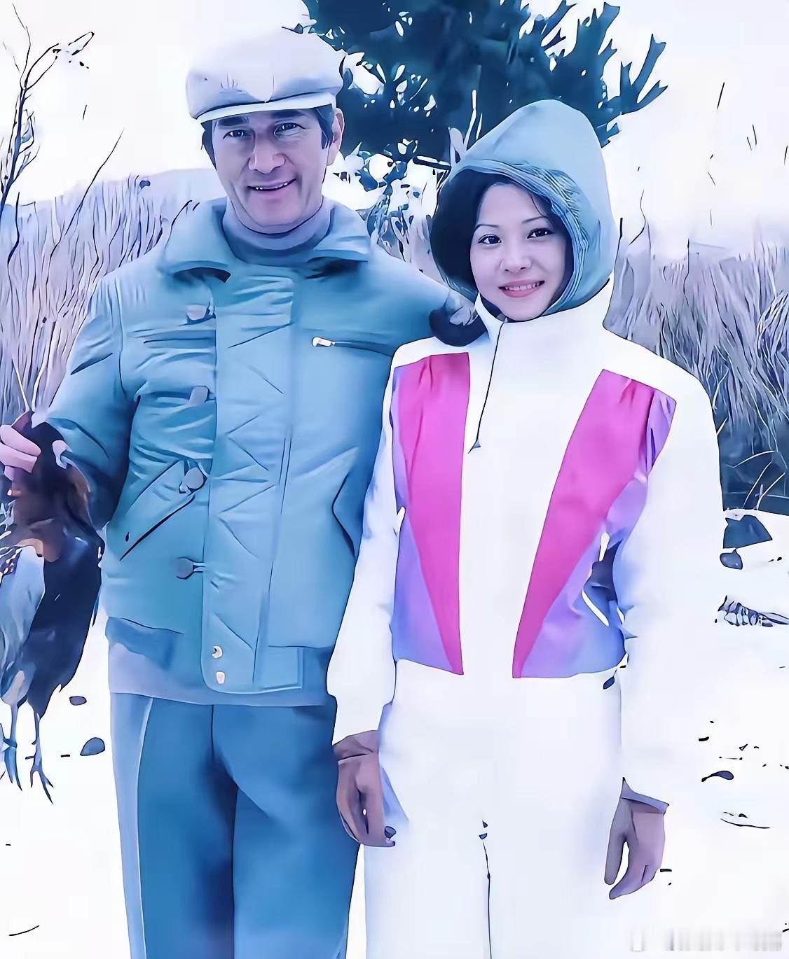 80年代，何鸿燊和三姨太年外出游玩的合影。三姨太陈婉珍曾是原配黎婉华的私人看护，