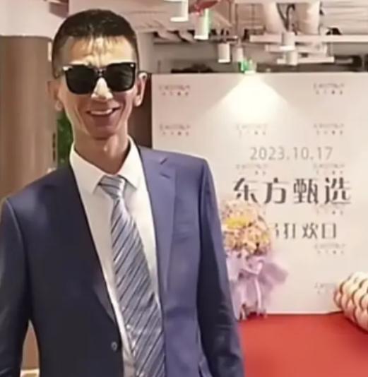 主播集体辞职了，不是因为钱少，而是管得变了。我之前没事就爱蹲东方甄选的直播间