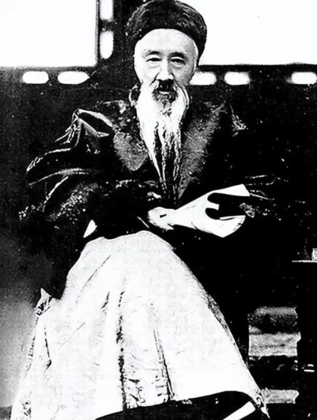 20世纪20年代左右，一个美国女人故意用英语和辜鸿铭交谈，辜鸿铭没理睬，美国女人