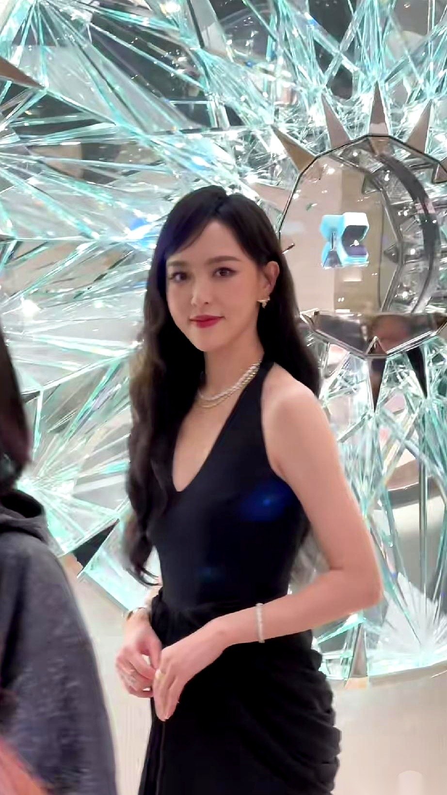 一袭黑色大露背，闪光灯疯狂闪烁。唐嫣转过身的那个瞬间，我竟然盯着她的背影愣住了。说句大实话：她的腰胯
