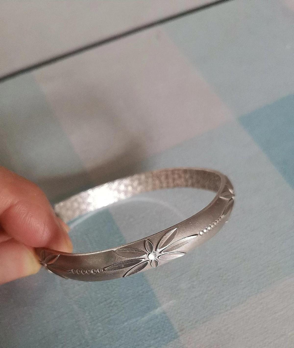 别急着拿你那个旧银镯去换新款。柜姐不会告诉你，这里有一把“剪刀”正剪你的钱包。