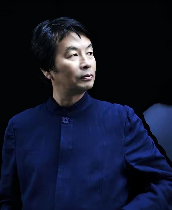 刘震云说：“永远不要瞧不起任何人，一只鸟能吃一万只蚂蚁，一万只蚂蚁却只能吃一只鸟