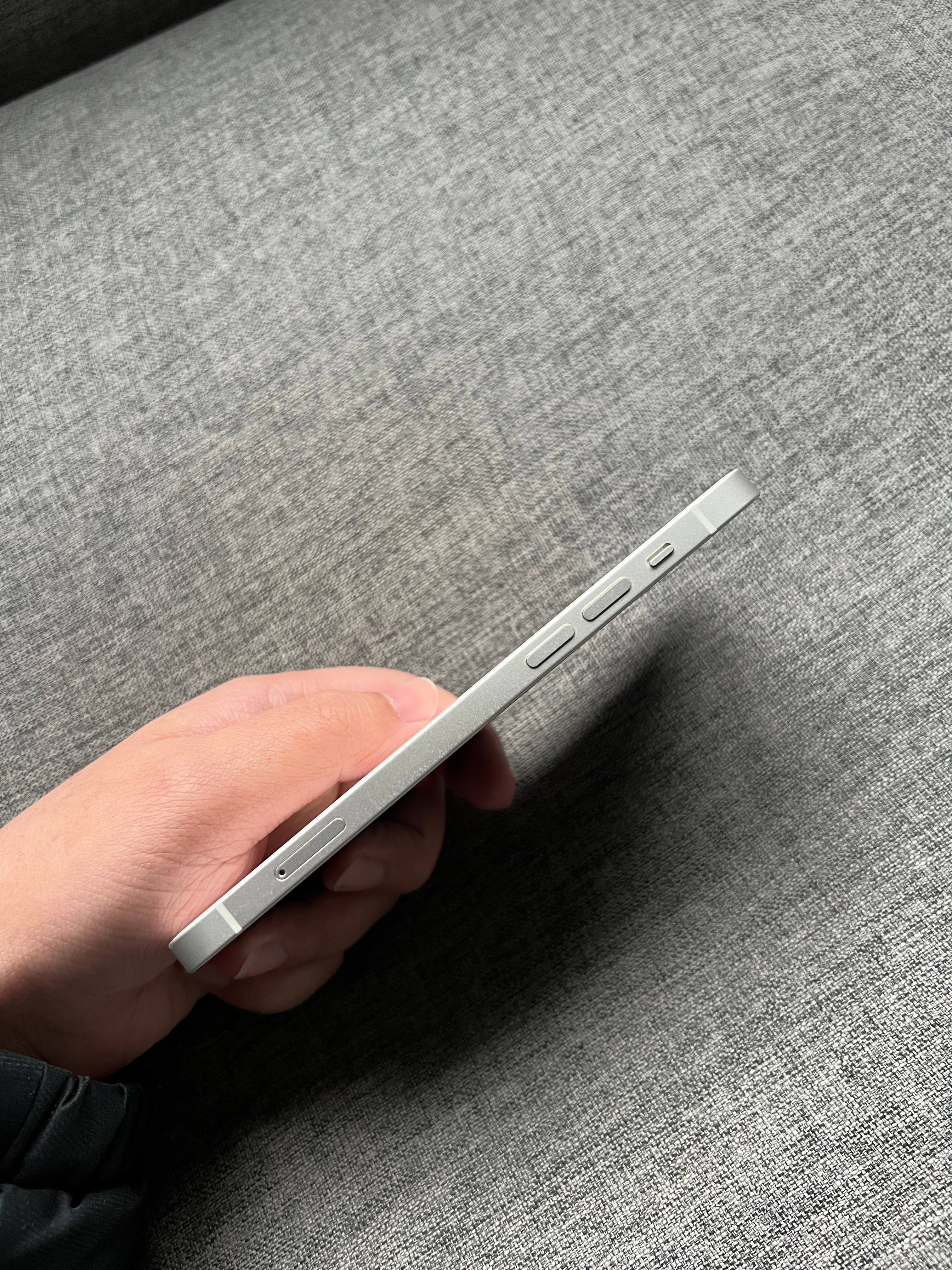 iPhone12128G星光色，屏幕完美，外壳小磕碰掉漆，包换全新电池，单机