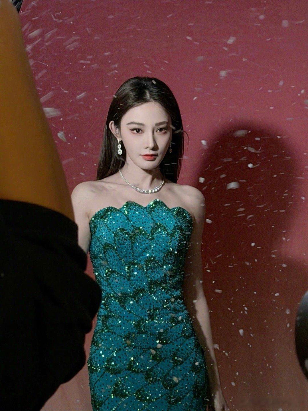 彭小苒出发图居然用上了造雪机在一片数字幻境中，她像个坚持老派手艺的工匠，用真实