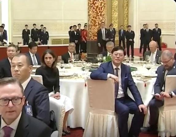 国宴陪坐10位企业家，有两位来自青岛你说得一点没错，国宴中方10位陪坐企业家里