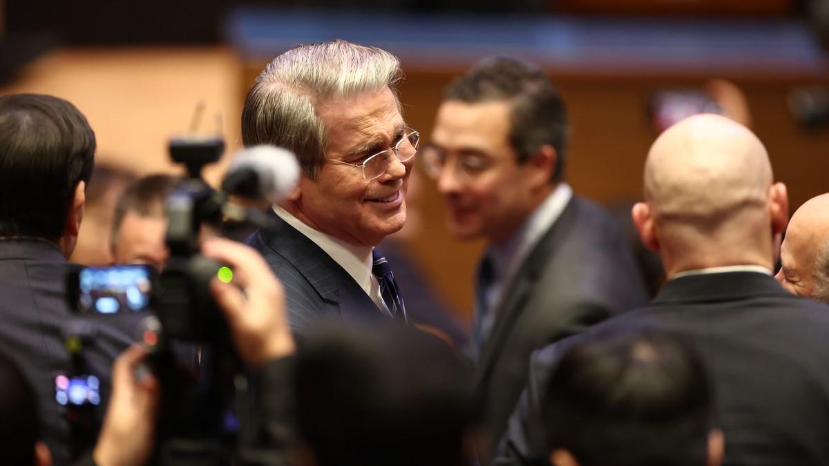 美国生产出第一块稀土磁铁！贝森特敲锣打鼓：再也不怕中国卡脖子一块稀土磁铁，让