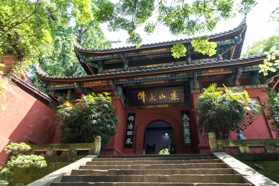 文景交融，山水相连的乐山大佛 下午我们乘高铁转回成都，第二天早上乘高铁来到乐