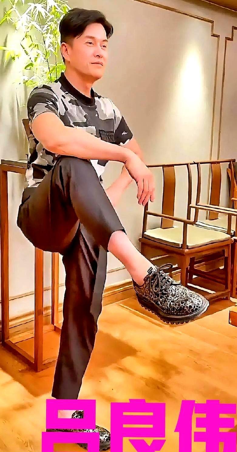 你敢相信吗？吕良伟这老头快70岁了，当众把腿往胸口一抬，身子稳得像根扎进地里的钢