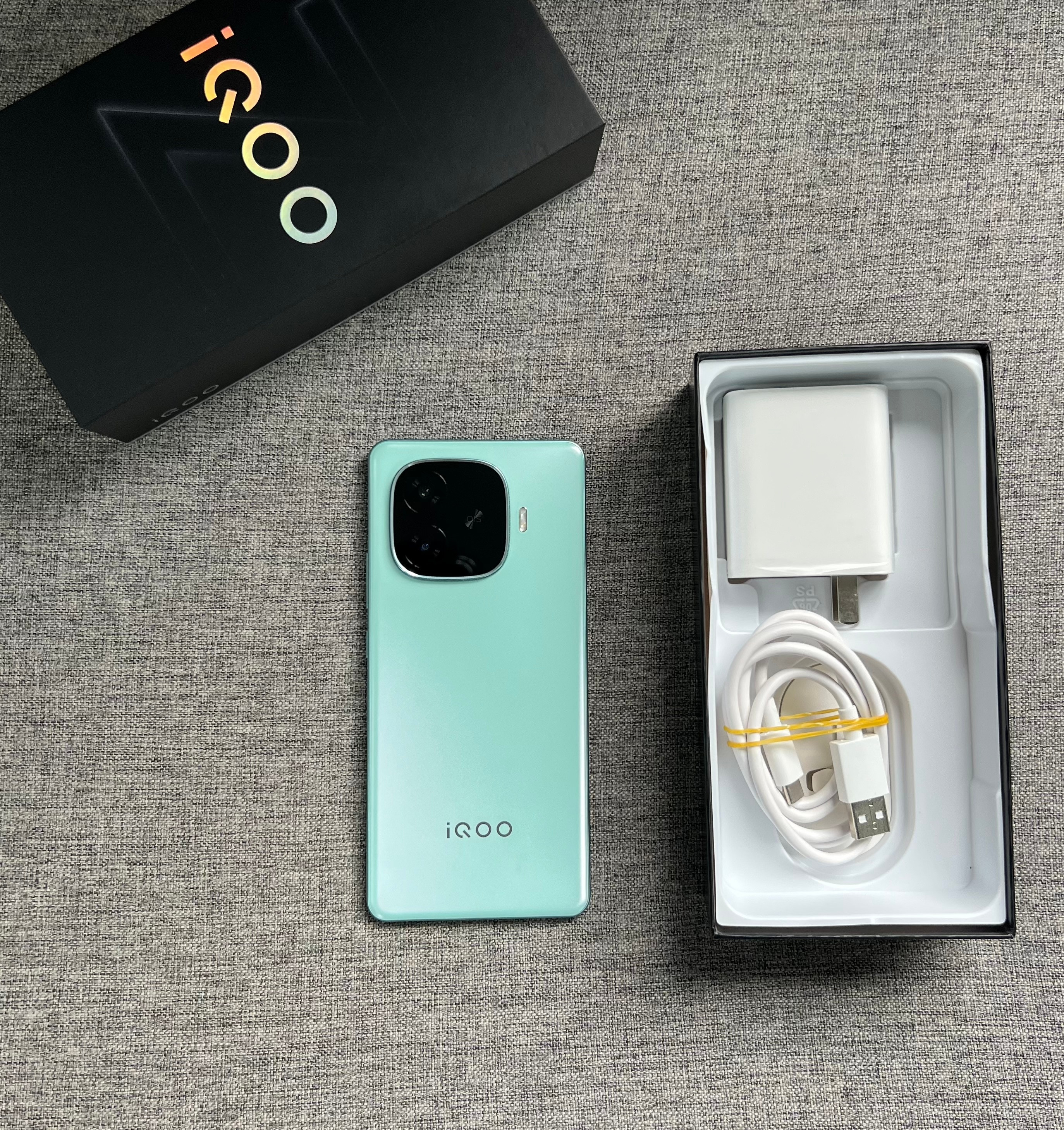 iQOOZ9Turbo12+256G山野青，屏幕完美，中框细小磕碰划痕，