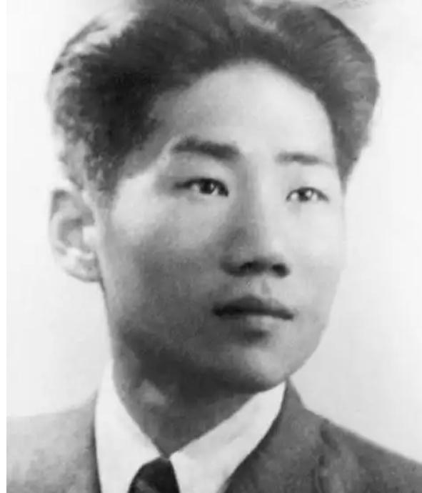 1955年，中央派人前往朝鲜将毛岸英坟墓迁回国，可当大家刚开始挖，就突然跑过来一