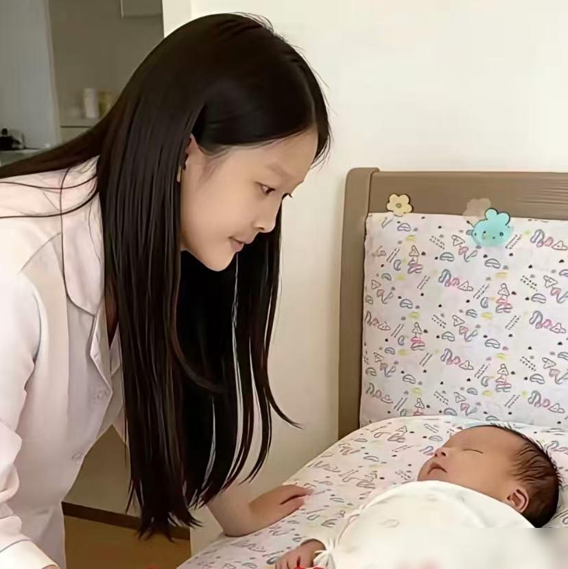 小玥儿跟马筱梅亲热得上了热搜，一堆人咂舌，‘前人栽树后人乘凉’？我看不尽然，这凉