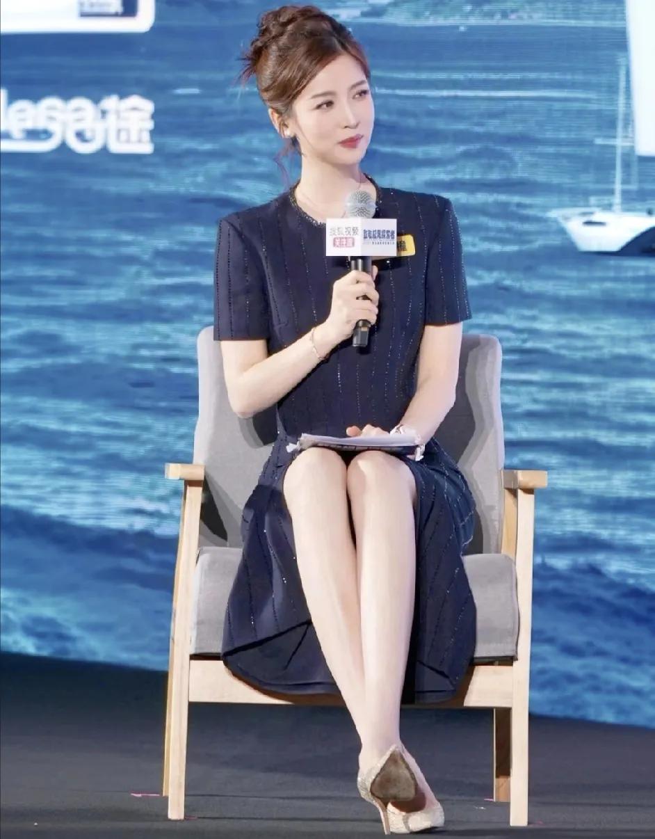 凤凰卫视之所以火，不是没有原因的，其他叔叔讲新闻，我觉得枯燥乏味，听不进去。现