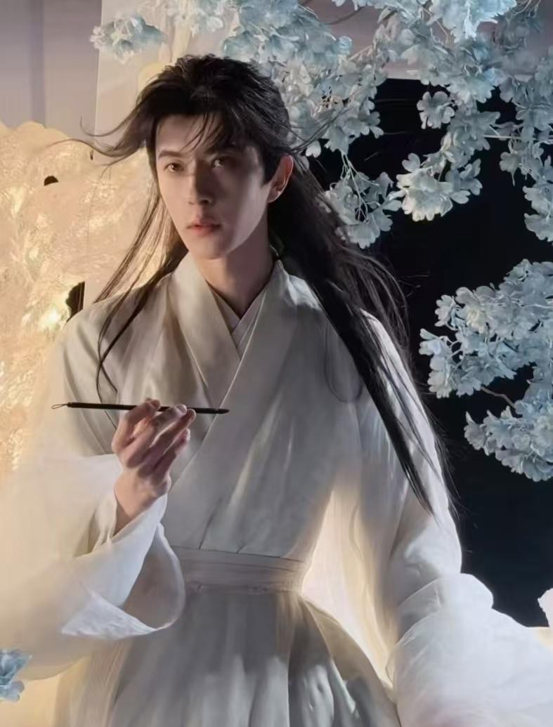 于朦胧这个人完全经不起深究因为如果仔细一查你就会惊讶的发现，他这个人真的太好