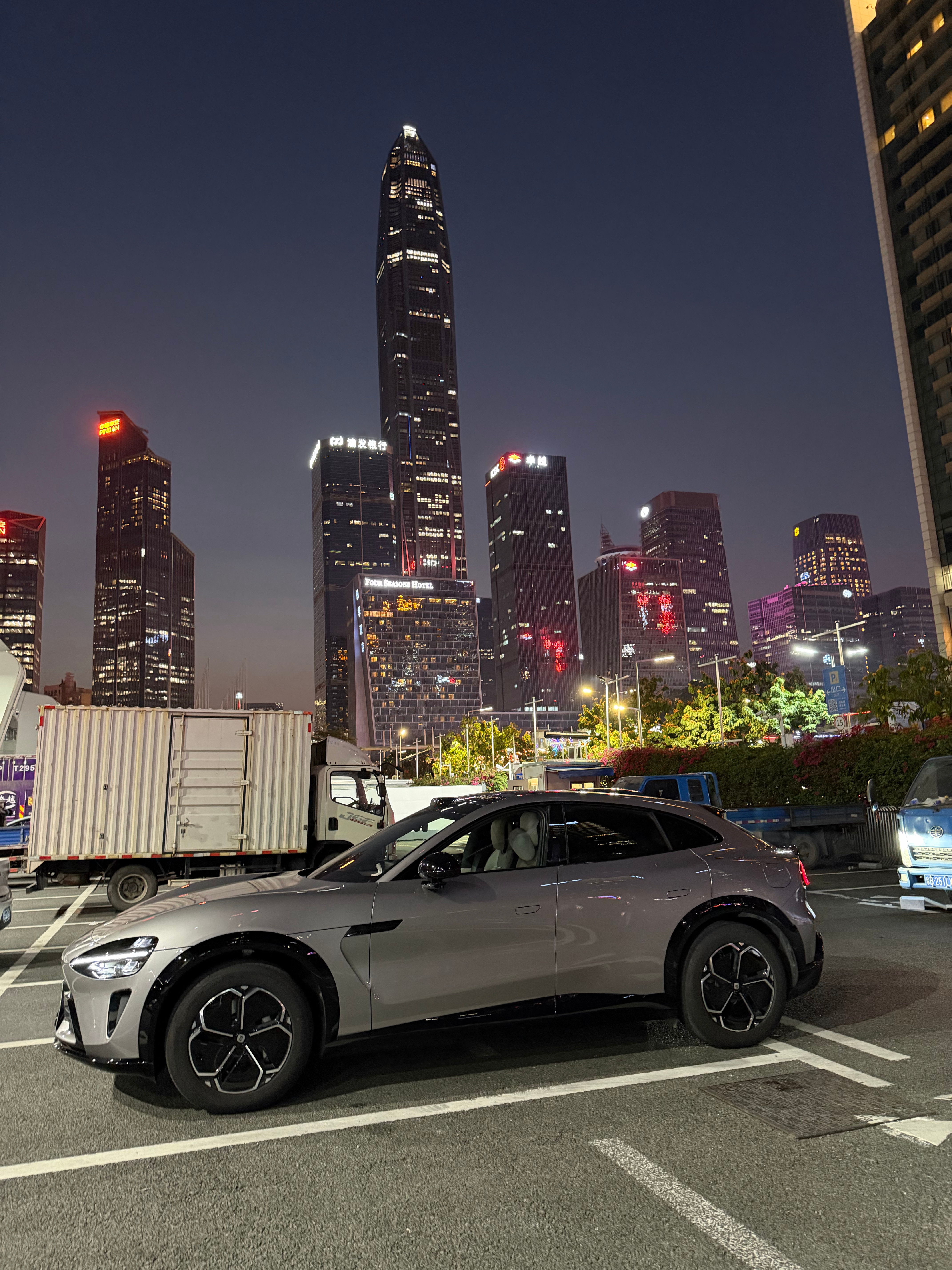 深圳网红拍车点，确实有点东西很多人都来拍车深圳·深圳会展中心